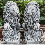 Statuetă leu mic cu blazon, gri patinat, model S2.