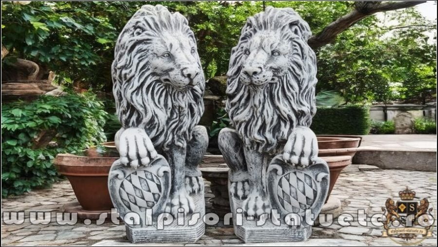 Statuetă leu mic cu blazon, gri patinat, model S2. (1)