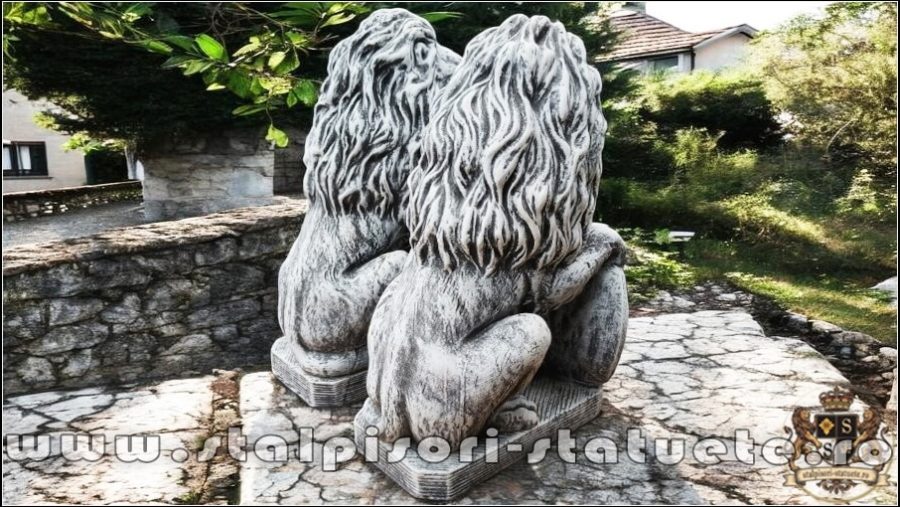 Statuetă leu mic cu blazon, gri patinat, model S2. (4)