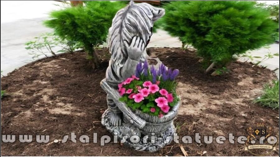 Statuetă pitic trol cu roabă, din beton, model S57. (4)