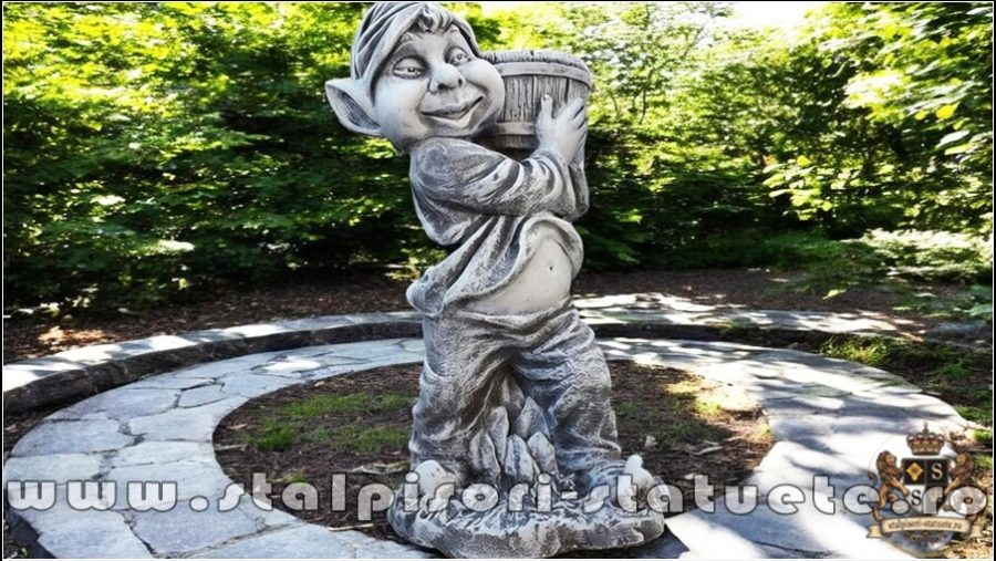 Statuetă pitic trol cu vază, din beton, model S58. (1)