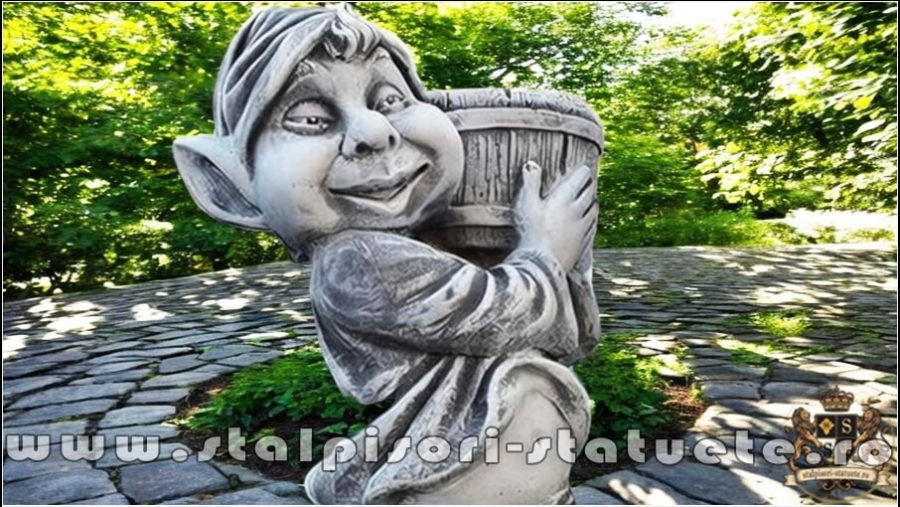 Statuetă pitic trol cu vază, din beton, model S58. (2)