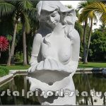 Statuetă sirenă cu scoică, alb marmorat, model S49.