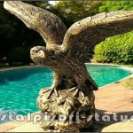 Statuetă vultur pe stâncă, șoim, auriu patinat, model S35.