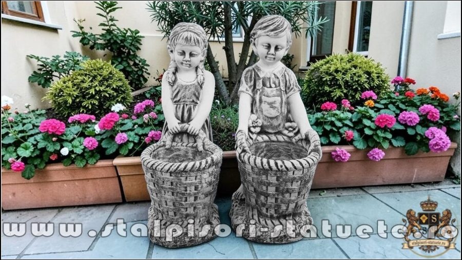 Statuete copii cu coșulețe, gri antichizat, model J9. (6)