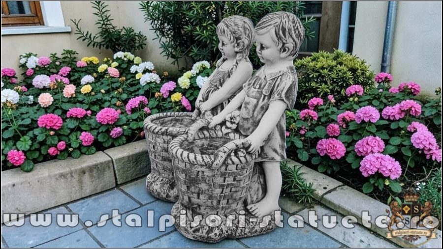Statuete copii cu coșulețe, gri antichizat, model J9. (8)