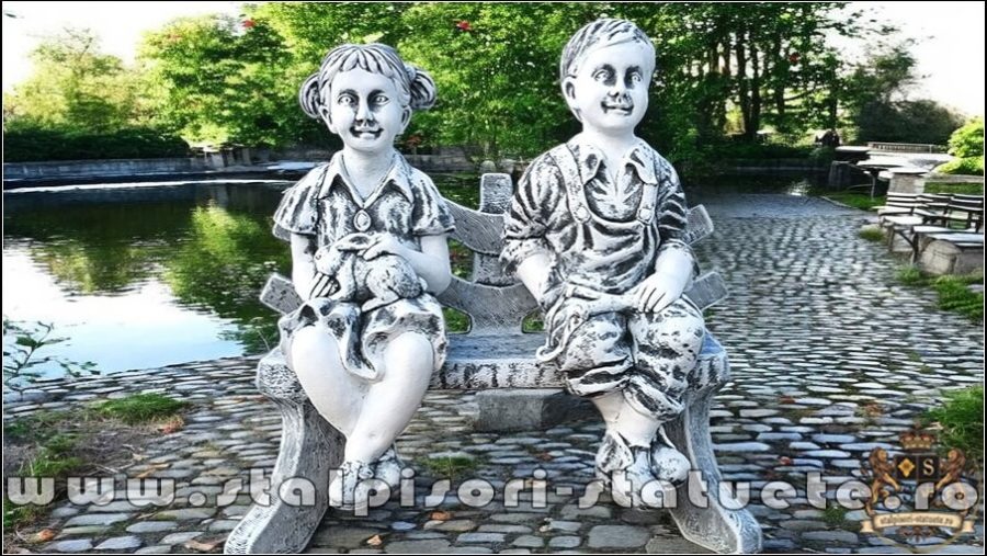 Statuete copii pe băncuță, gri patinat, model S24. (1)