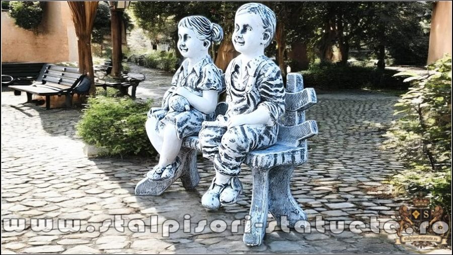 Statuete copii pe băncuță, gri patinat, model S24. (3)