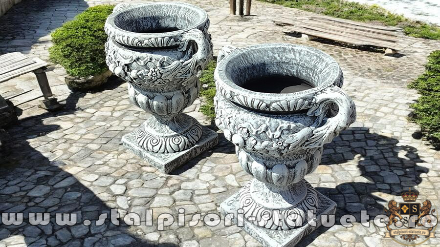 Vază ornament mare cu picior, gri patinat, model V6. (3)