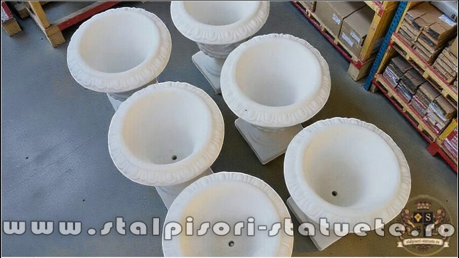 Vază ornament stejar cu picior, alb marmorat, model V3. (4)