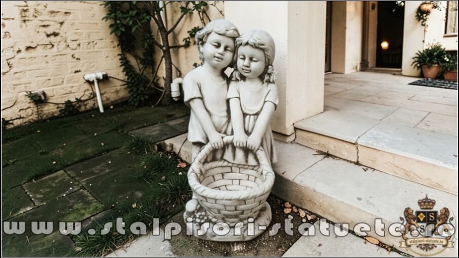 Statuetă copii cu coșuleț, gri patinat, model j5. (1)