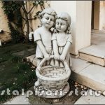 Statuetă copii cu coșuleț, gri patinat, model j7.