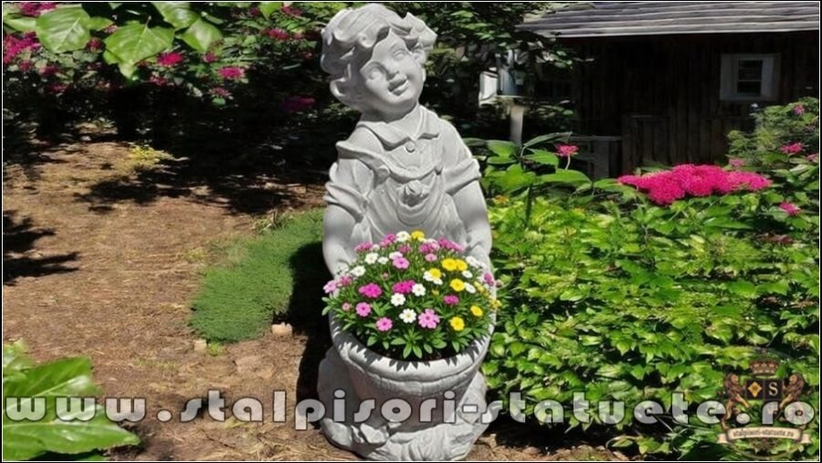 Statuetă copil cu ghiveci, alb marmorat, model S36. (2)