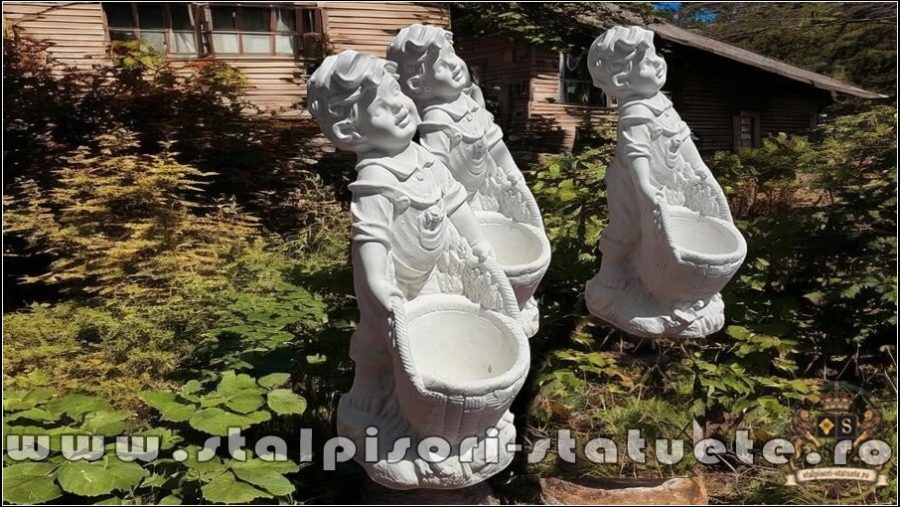 Statuetă copil cu ghiveci, alb marmorat, model S36. (3)