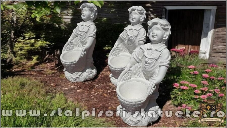 Statuetă copil cu ghiveci, alb marmorat, model S36. (4)