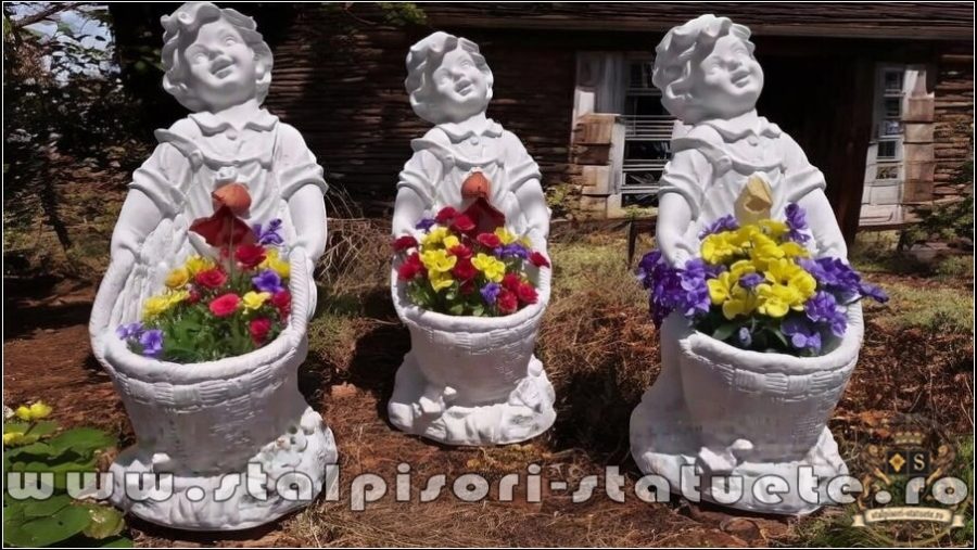 Statuetă copil cu ghiveci, alb marmorat, model S36. (5)