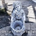 Statuetă copil cu ghiveci, gri patinat, model S36.