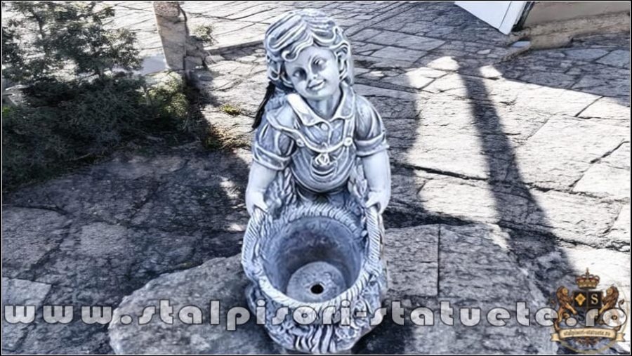 Statuetă copil cu ghiveci, gri patinat, model S36. (1)