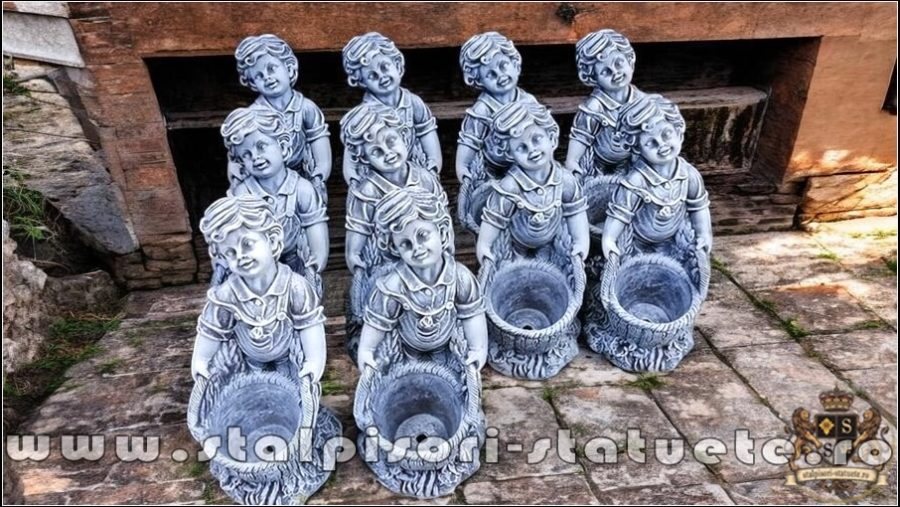 Statuetă copil cu ghiveci, gri patinat, model S36. (2)