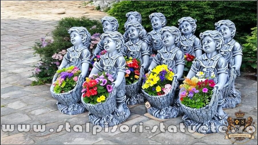 Statuetă copil cu ghiveci, gri patinat, model S36. (3)