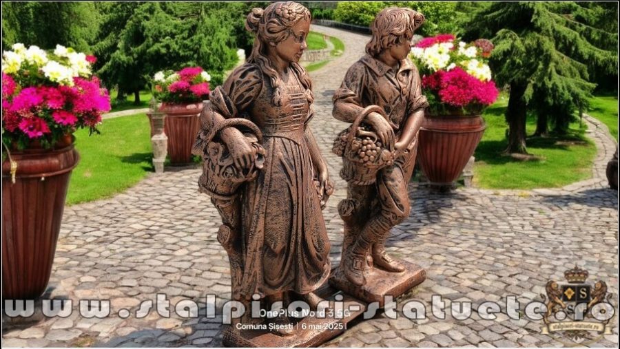 Statuete băiat și fată, arămiu patinat, model S43. (2)