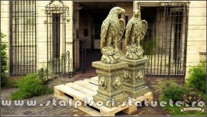 Set 2 statuete vulturi cu socluri, auriu antichizat.