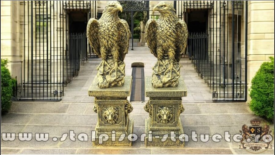 Set 2 statuete vulturi cu socluri, auriu antichizat. (2)