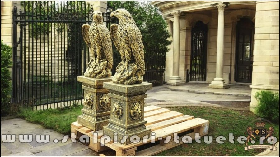 Set 2 statuete vulturi cu socluri, auriu antichizat. (3)
