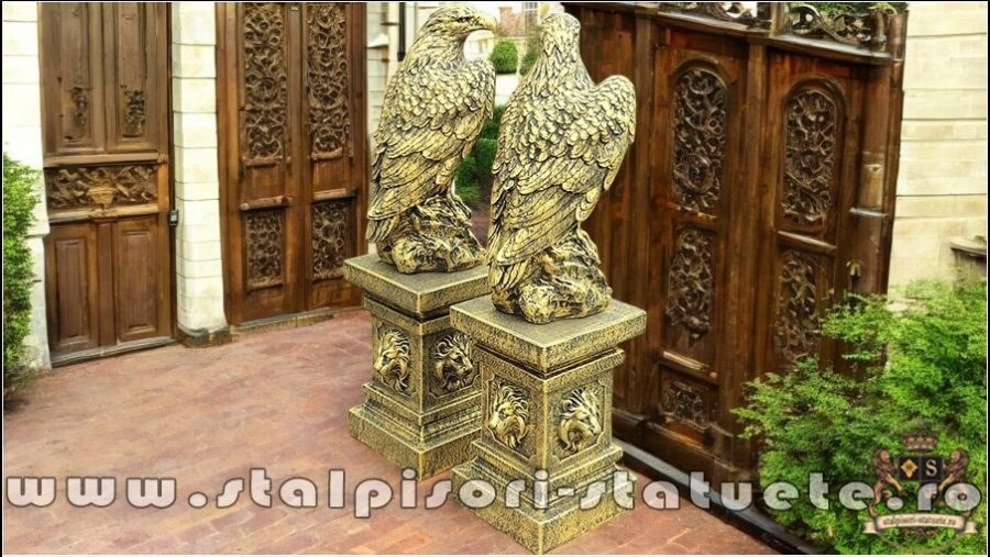 Set 2 statuete vulturi cu socluri, auriu antichizat. (4)