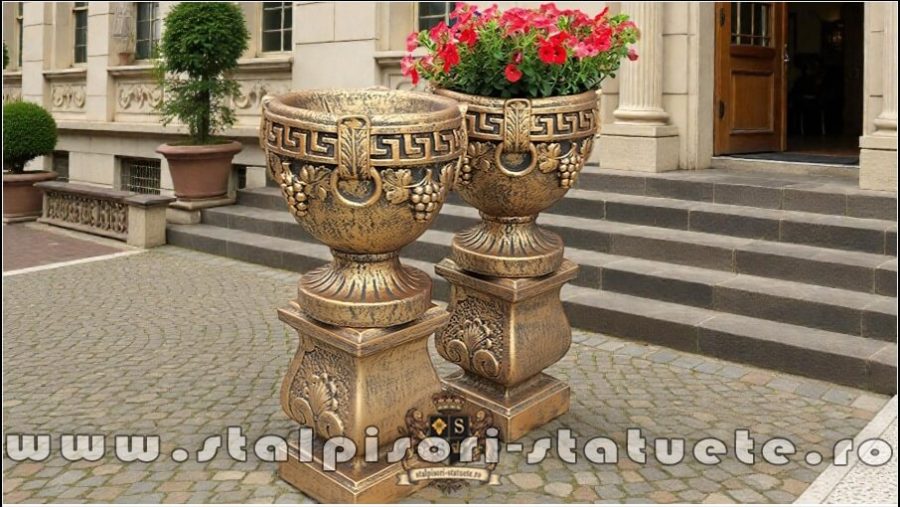 Set socluri cu vaze, arămiu patinat, model S27-V8. (2)