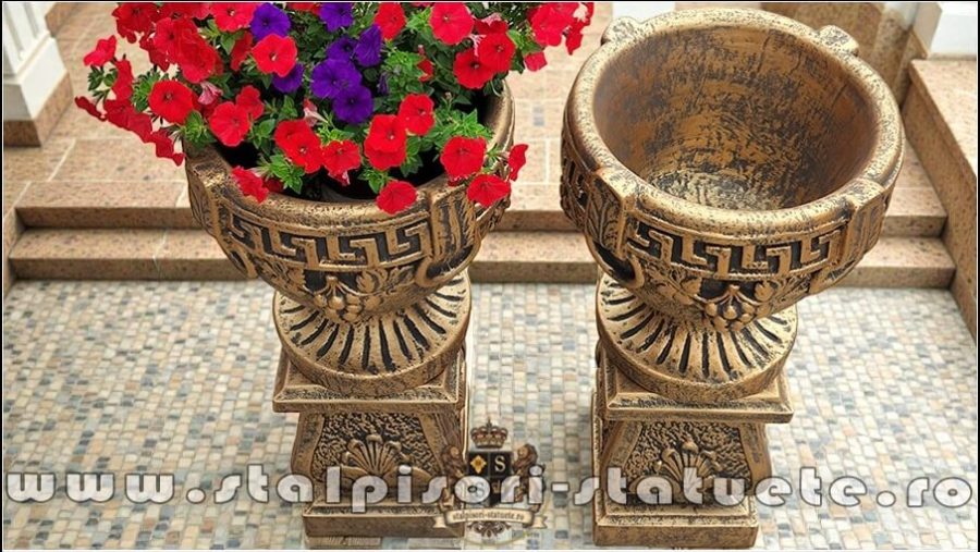 Set socluri cu vaze, arămiu patinat, model S27-V8. (3)