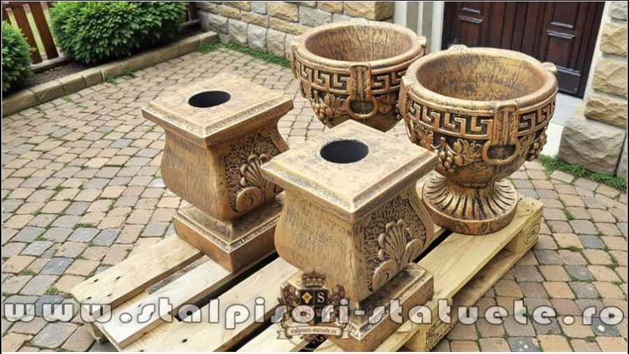 Set socluri cu vaze, arămiu patinat, model S27-V8. (4)