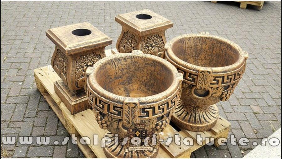 Set socluri cu vaze, arămiu patinat, model S27-V8. (5)