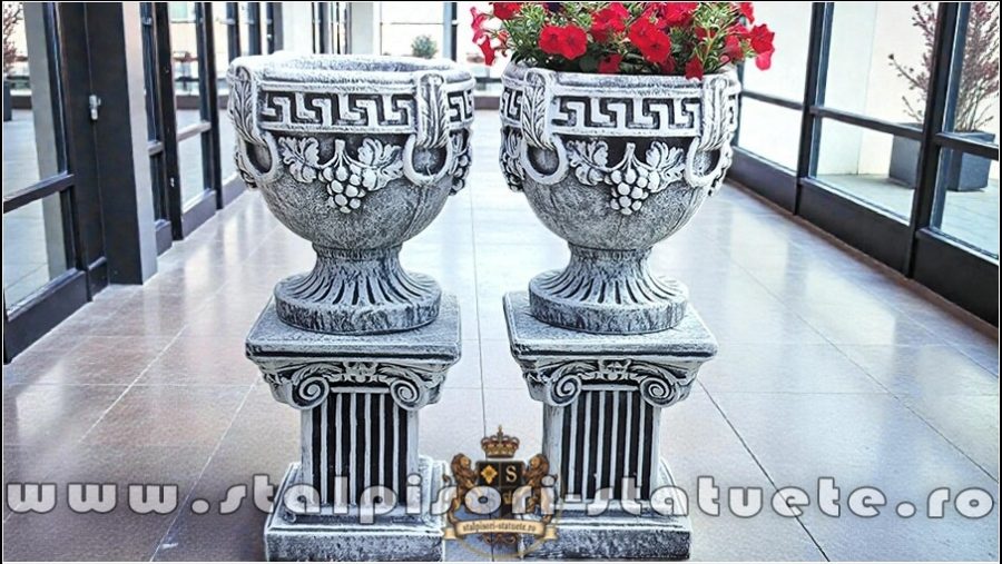 Set socluri cu vaze, gri patinat, model S64-V8. (1)