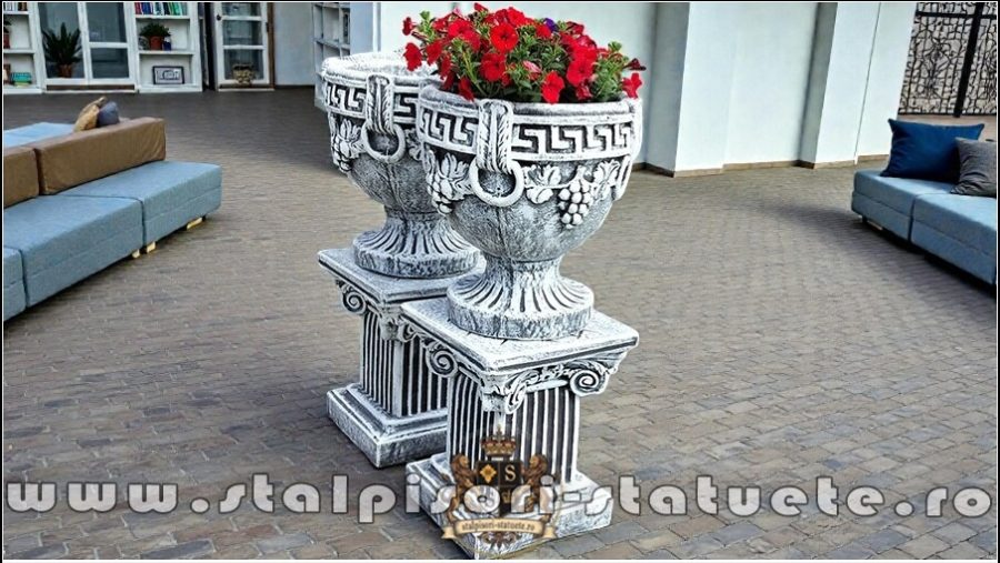 Set socluri cu vaze, gri patinat, model S64-V8. (2)