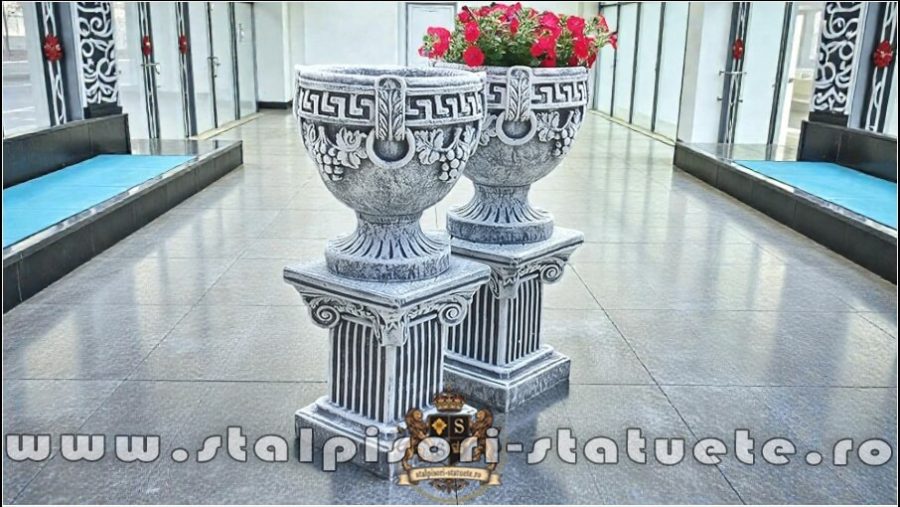 Set socluri cu vaze, gri patinat, model S64-V8. (3)