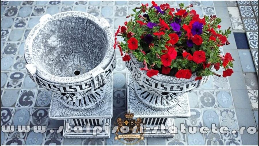 Set socluri cu vaze, gri patinat, model S64-V8. (4)