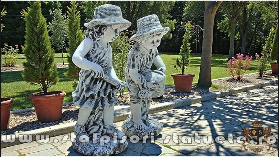 Set două statuete grădinari, gri patinat, model S92. (3)