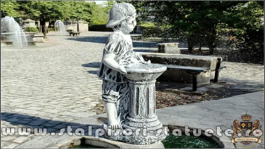 Statuetă copil la cișmea, gri patinat, model S93. (1)