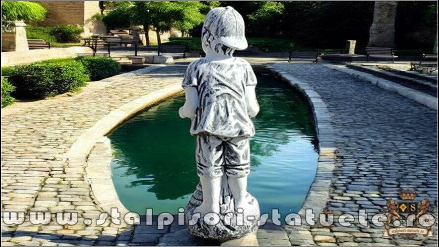 Statuetă copil la cișmea, gri patinat, model S93. (5)