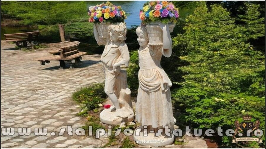 Statuete copii cu coșulețe, galben antichizat, model J3,J4. (3)