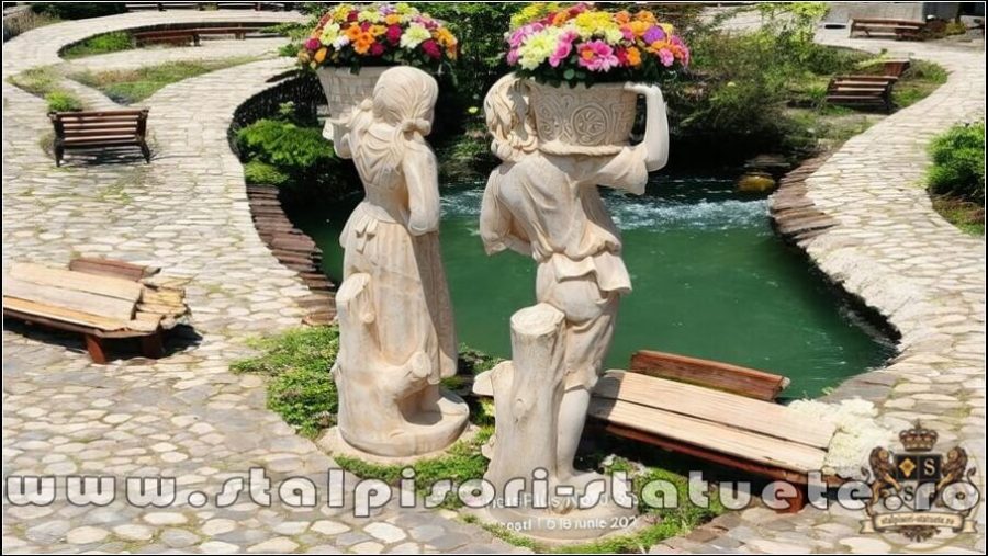 Statuete copii cu coșulețe, galben antichizat, model J3,J4. (4)