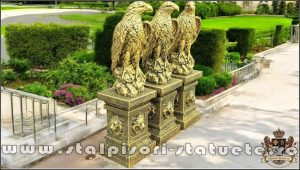 Set 3 statuete vulturi cu socluri, auriu antichizat.