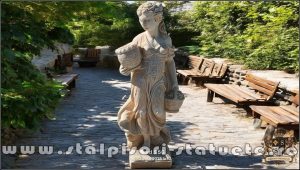 Statuetă fata cu coșulețe, galben patinat, model S23.