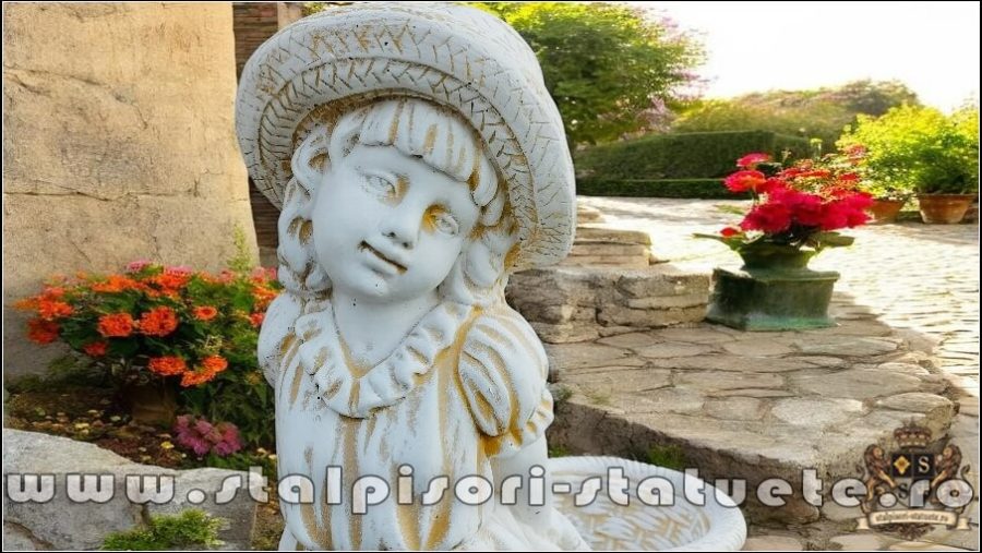 Statuetă fata cu coș, galben antichizat, model S3. (1)