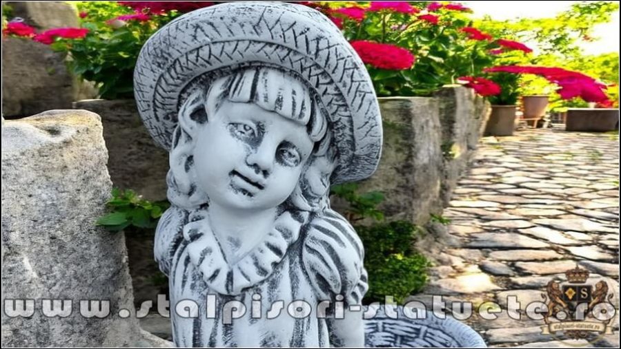 Statuetă fata cu coș, gri antichizat, model S3. (1)