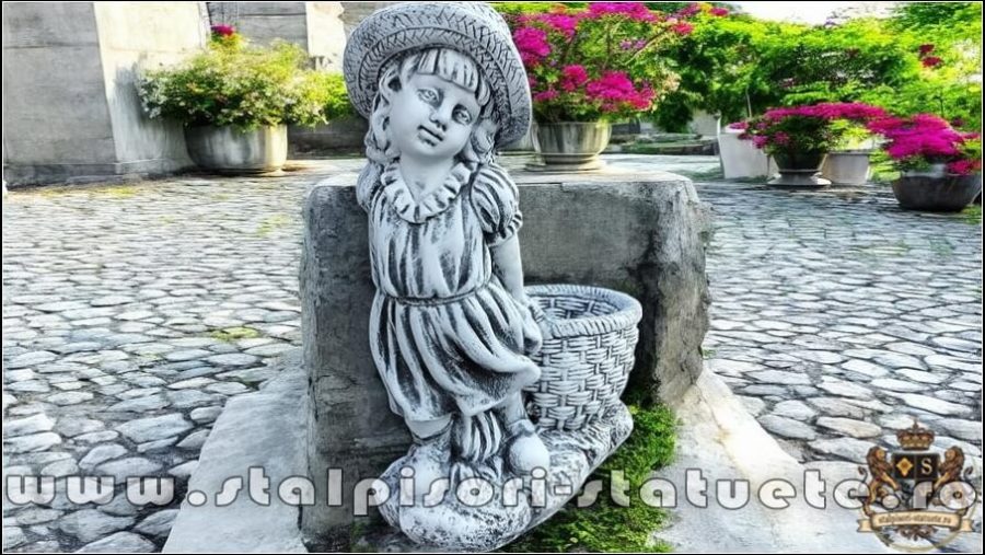 Statuetă fata cu coș, gri antichizat, model S3. (2)