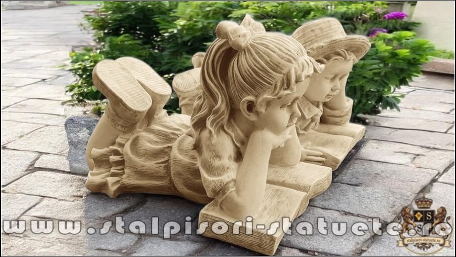 Statuete set doi copii scolari, galben patinat, model S15. (2)