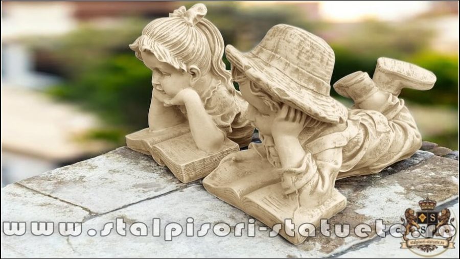 Statuete set doi copii scolari, galben patinat, model S15. (3)