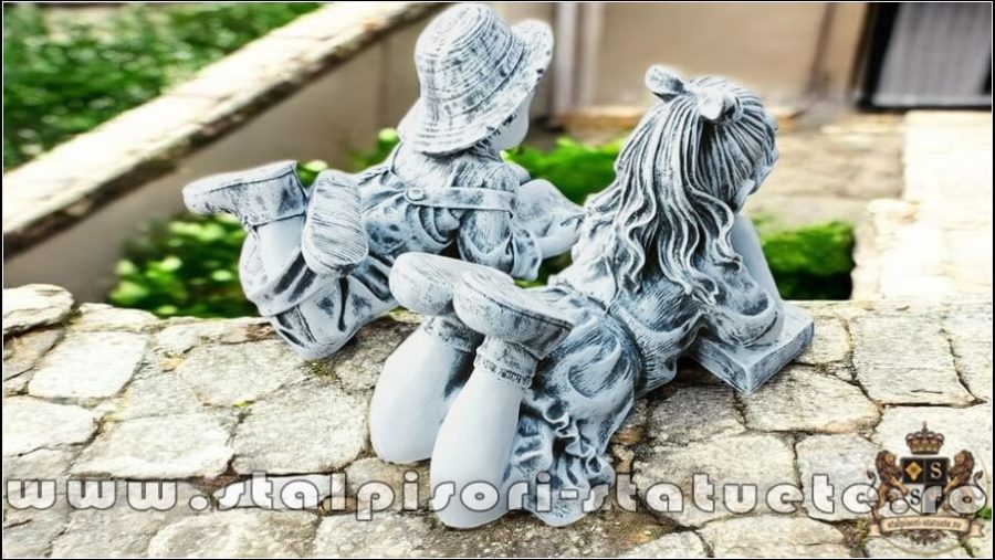 Statuete set doi copii scolari, gri patinat, model S15. (4)